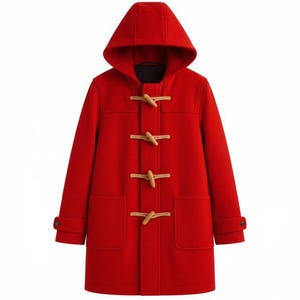 Peut inclure: Un manteau duffle-coat rouge vif avec une capuche et des fermetures à bascule en bois. Le manteau a deux poches avant et des poignets boutonnés. Un design classique pour les journées froides.