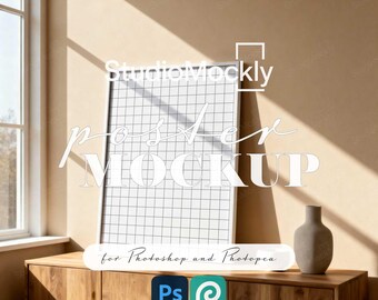 Könnte beinhalten: Ein weiß gerahmtes Poster-Mockup mit Rastermuster, das an einem Holzschrank lehnt. Der Text "Poster Mockup" ist auf dem Poster überlagert. Eine kleine, graue Vase steht auf dem Schrank. Der Text "for Photoshop and Photopea" steht darunter.