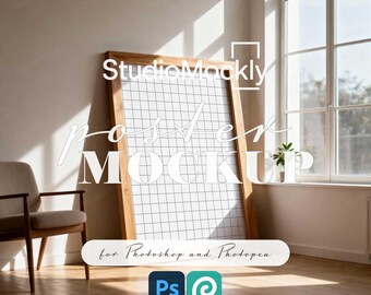 Op de afbeelding: Een groot houten posterframe met een rasterpatroon leunt tegen een muur. De tekst "poster MOCKUP" staat over het frame. De afbeelding bevat een stoel, een raam en de tekst "for Photoshop and Photopea".
