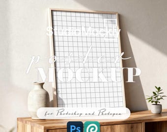 Könnte beinhalten: Ein gerahmter Poster-Mockup mit Gittermuster, präsentiert auf einem Holzschrank. Eine kleine Vase und eine Topfpflanze befinden sich auf dem Schrank. Der Text "poster MOCKUP" ist auf dem Poster überlagert. Der Text "for Photoshop and Photopea" steht darunter.