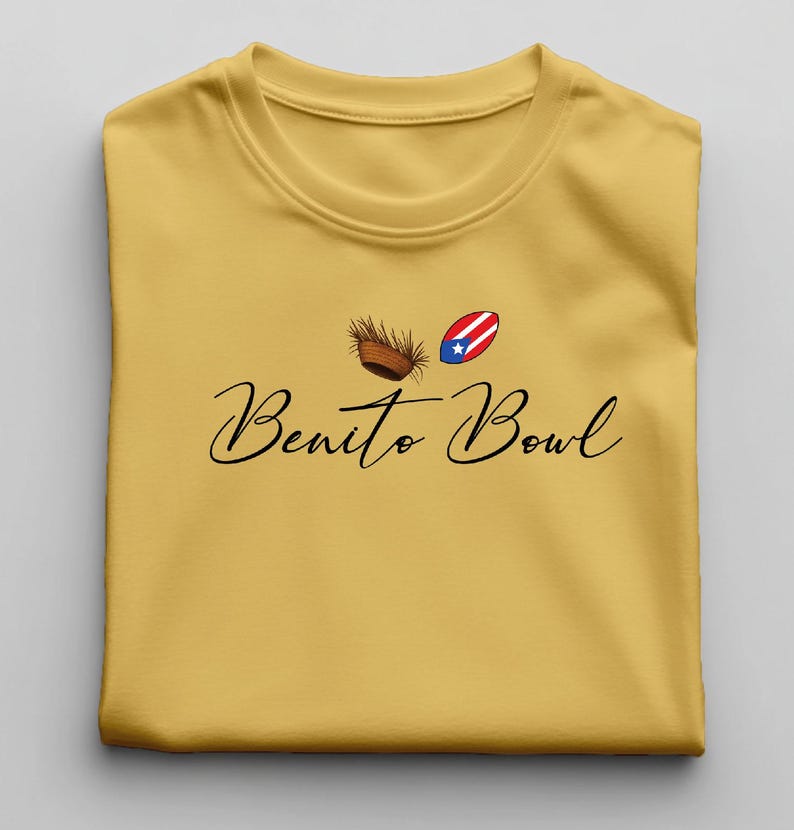 Op de afbeelding: Mosterdgeel T-shirt met de tekst "Benito Bowl" in een sierlijk lettertype. Boven de tekst staan twee kleine afbeeldingen: een geweven mand en een ovaal met het ontwerp van de Puerto Ricaanse vlag.