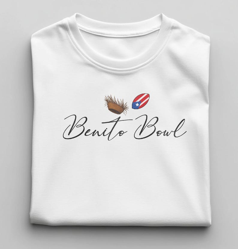 Op de afbeelding: Wit T-shirt met ronde hals en de tekst "Benito Bowl" in een sierlijk lettertype. Boven de tekst staan twee kleine illustraties: een bruin object en een Puerto Ricaanse vlag.