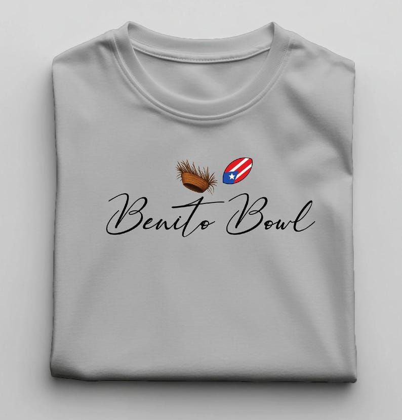 Op de afbeelding: Een lichtgrijs t-shirt met de woorden "Benito Bowl" in een sierlijk lettertype. Het shirt heeft een afbeelding van een kokosnoot, een Puerto Ricaanse vlag en een kokosnootschil.