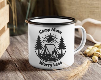 Bleib wild Emaille Camping Becher - Zelt & Bäume Abenteuer Geschenk