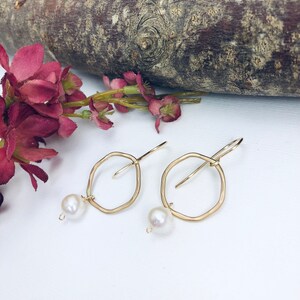 Pearl Earrings- Gold Pearl Earrings- Gold Earrings- bridal Earrings- Wedding Earrings- Bridesmaid Earrings