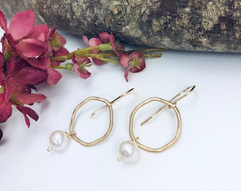 Pearl Earrings- Gold Pearl Earrings- Gold Earrings- bridal Earrings- Wedding Earrings- Bridesmaid Earrings