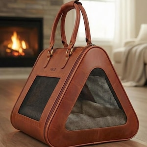 Bolsa de transporte triangular de luxo em couro para animais de estimação | Bolsa de viagem artesanal para gatos e cães de pequeno porte | Bolsa ventilada para animais de estimação com painéis de malha | Almofada removível