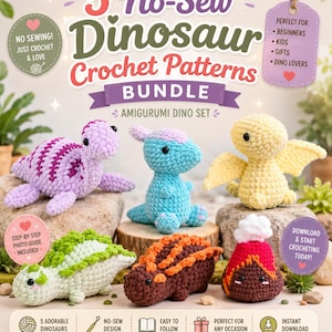 Peut inclure: Un ensemble de cinq patrons de crochet de dinosaures sans couture. L'image présente divers dinosaures amigurumi colorés, dont un violet et rose, un bleu, un jaune ailé, un vert et blanc, et un marron et orange. Le texte comprend "5 No-Sew Dinosaur Crochet Patterns Bundle".