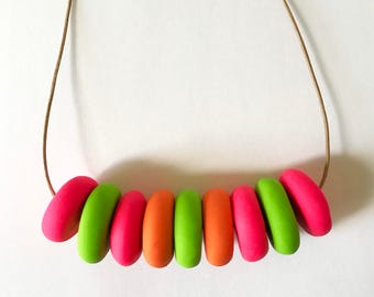 Collier de perles colorées fluo