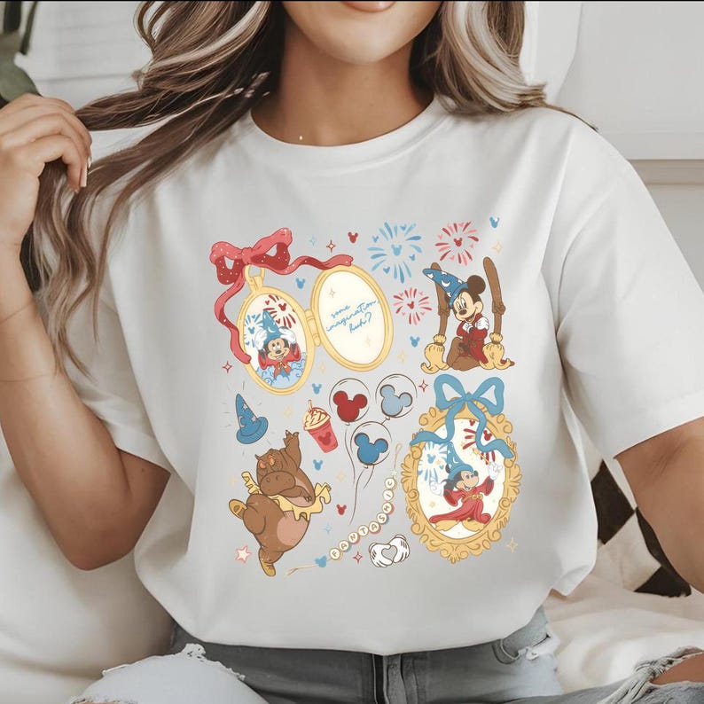 以下が含まれることがあります： 白のTシャツ。ディズニーのキャラクターを使ったカラフルなグラフィックデザイン。ミッキーマウス、ミニーマウス、その他のキャラクターが、遊び心のあるスタイルで描かれています。「some imagination huh?」のテキスト入り。
