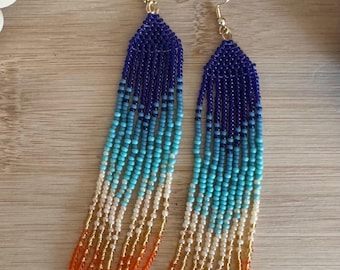 Orecchini con frange di perline e gradiente tramonto perfettamente imperfetti • Blu navy, turchese, oro e arancione • Orecchini importanti fatti a mano