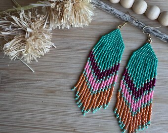 Orecchini con frange a zig zag tropicali / Gioielli con perline / Orecchini fatti a mano in stile boho