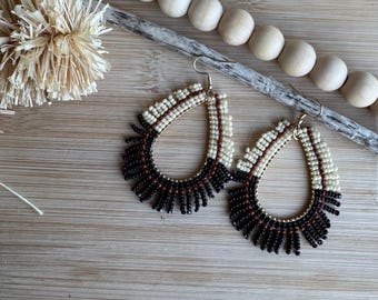 Orecchini a goccia con perline / Design a ventaglio nero + crema + moka, perline intrecciate a mano