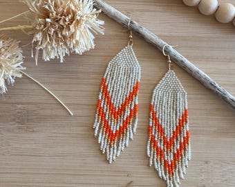 Orecchini con frange di perline color arancio e crema / punto mattone a zigzag, gioielli fatti a mano