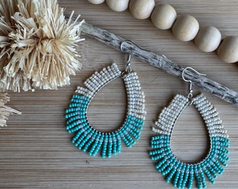 Orecchini a goccia con perline costiere / Gioielli fatti a mano in turchese e avorio / Orecchini ispirati alla spiaggia
