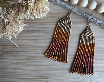 Orecchini con frange di perline metallizzate sfumate / Gioielli fatti a mano con punto mattone / Orecchini autunnali