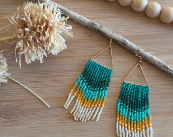 Orecchini con frange di perline color verde acqua e senape / Orecchini pendenti triangolari, perline di semi intrecciate a mano