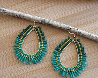 Orecchini a goccia con perline / Design a ventaglio verde acqua e senape, perline intrecciate a mano