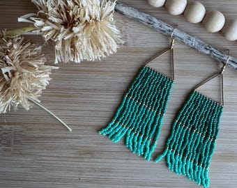 Orecchini con frange di perline di vetro marino / Gioielli fatti a mano verde acqua / Perline boho