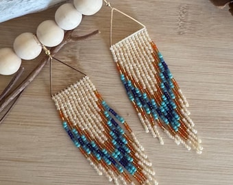 Orecchini con frange di perline Desert Horizon • Chevron color crema, turchese, blu navy e arancione bruciato • Orecchini fatti a mano