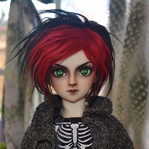 Perruque de fourrure rouge et noire pour les BJD