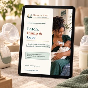 Könnte beinhalten: Ein digitales Tablet mit einem Stillratgeber namens Latch, Pump & Love, platziert zwischen einer weißen elektrischen Milchpumpe und einer transparenten Babyflasche mit Milch, inklusive Text über Stillen und Abpumpen.