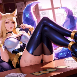 以下が含まれることがあります： 金髪と狐耳の女性のデジタルアート。白と黒の衣装、黒いブーツを着用し、カードを持っています。彼女は、結晶のような構造と窓から見える都市景観のある机に座っています。