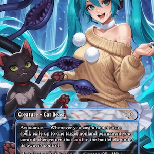 Könnte beinhalten: Fantasiekunstkarte mit einer Figur mit türkisfarbenem Haar und einem beigefarbenen Pullover, die lächelt. Links ist eine schwarze Katze mit grünen Augen. Der Kartentext lautet "Displacer Kitten" und "Creature - Cat Beast".