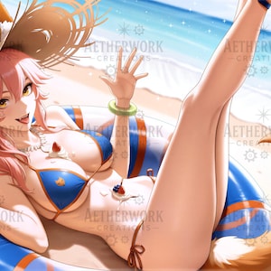 Peut inclure: Illustration de style anime d'une personne se relaxant sur une plage. Elle porte un bikini bleu et un chapeau de paille avec des oreilles de renard. Elle flotte sur un anneau gonflable bleu et blanc et tient une boisson colorée.