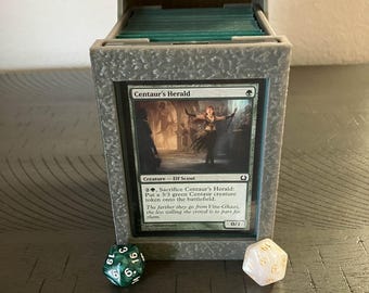 Caja de mazo de Commander con contenedor de dados en su interior