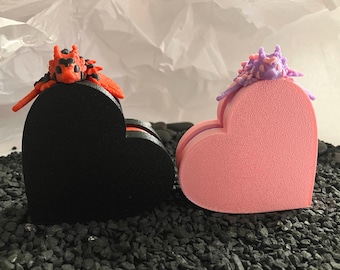 Caja en forma de corazón con regalo de bebé dragón