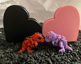 Caja en forma de corazón con regalo de dinosaurio bebé