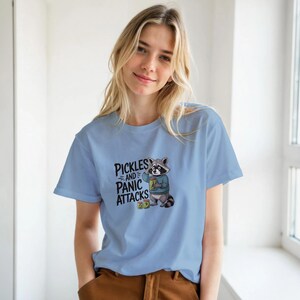 Rolig "Pickles and Panic Attacks" T-shirt | Unisex grafisk T-shirt | Sarkastisk matälskare-present
