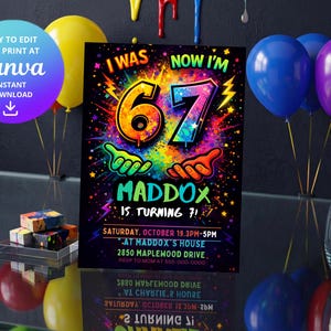 Puede incluir: Una tarjeta de invitación de cumpleaños con un fondo vibrante de salpicaduras de pintura multicolor, el texto I WAS 67 NOW I'M 7, MADDOX IS TURNING 7 y detalles del evento como sábado 19 de octubre, 3PM-5PM, 2850 Maplewood Drive.