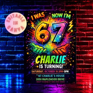 Pode incluir: Um vibrante convite de aniversário com o texto "I WAS 67 NOW I'M" em fontes coloridas e arrojadas. O convite inclui o nome "Charlie" e os detalhes do evento. O design apresenta um esquema de cores neon sobre fundo preto.