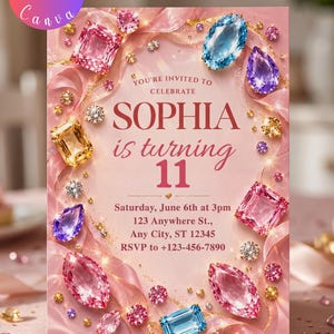 Op de afbeelding: Een roze verjaardagsuitnodigingskaart met de tekst "YOU'RE INVITED TO CELEBRATE SOPHIA is turning 11", de details voor zaterdag 6 juni om 15:00 uur, 123 Anywhere St., Any City, ST 12345, en RSVP naar +123-456-7890, omringd door edelstenen.