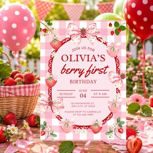 Peut inclure: Une carte d'invitation d'anniversaire rectangulaire avec un fond à carreaux vichy rose et blanc, un cadre ovale central à bords festonnés rouges et des illustrations de fraises. Le texte indique : JOIN US FOR OLIVIA'S berry first BIRTHDAY.