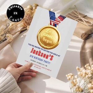 Könnte beinhalten: Eine weiße Einladungskarte mit einem goldenen Medaillendesign. Die Medaille trägt den Text "Let the Games Begin". Die Einladung ist für Jacksons 6. Geburtstagsparty. Die Karte enthält Datum, Uhrzeit und Ort.