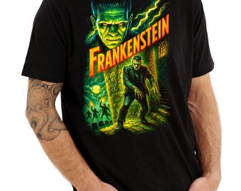 Könnte beinhalten: Schwarzes T-Shirt mit einem farbenfrohen Grafikdesign von Frankensteins Monster und dem Wort "Frankenstein". Das Design zeigt ein grün getöntes Bild des Monsters und eine Szene mit Figuren in einer gruseligen Umgebung.