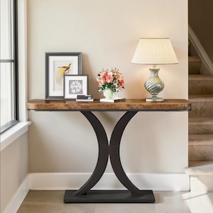 Op de afbeelding: Een set van drie keramische mokken met een gespikkelde, matte afwerking. De mokken zijn in de kleuren crème, lichtgrijs en donkergrijs. Elke mok heeft een eenvoudig, minimalistisch ontwerp, perfect voor koffie of thee.