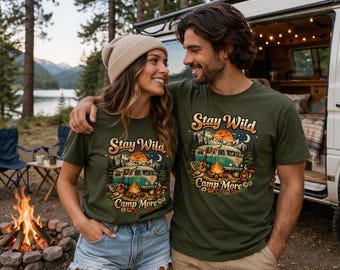 Bleib Wild Camp mehr T-Shirt, Camping Grafik T-Shirt, Retro Camper Shirt, Outdoor Abenteuer Shirt, Natur Liebhaber Geschenk, Boho Camping Tee