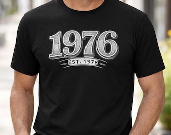 1976 T-Shirt Vintage Bleistiftstil | EST 1976 Hemd | Geschenk zum 50 Retro 1976 Tee | Minimalistisches klassisches Jahr Design