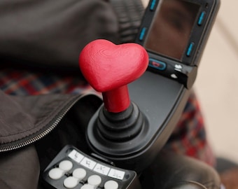 Adorno para joystick con forma de corazón para silla de ruedas eléctrica – Accesorio de movilidad personalizado, funda para el manillar / 2x1 con 30% de descuento: CRITTER30