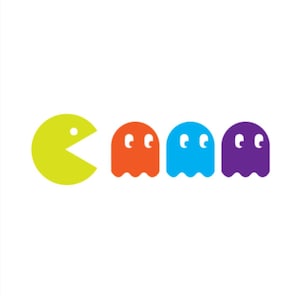 Può includere: Grafica del classico gioco arcade Pac-Man. Un personaggio giallo di Pac-Man con la bocca aperta è seguito da tre fantasmi colorati: arancione, blu e viola. Il design è su sfondo bianco.