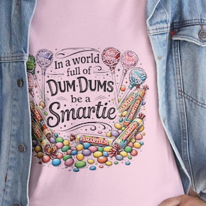 Smartie Candy Zitat T-Shirt | "In einer Welt voller Dum Dums sei eine Smartie" Süßigkeitsgrafik."