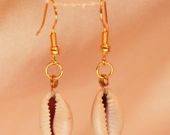 Pendientes de concha de cauri natural rellenos de oro / Elegante estilo bohemio / Joyería playera inspirada en el océano