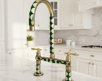 Grifo de cocina de latón sin lacar con forma de puente - Estilo antiguo, detalles de resina