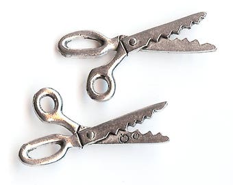 PINKING SHEARS Charm. Pewter. 3D. Scrapbook Scissors. Made in the USA. They do not move! qst