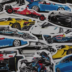 Peut inclure: Un collage d'autocollants de véhicules variés, comprenant des voitures de course, des voitures de sport et une moto. Les autocollants présentent une variété de couleurs, notamment le rouge, le bleu, le jaune et le noir. Certains autocollants affichent des marques comme Red Bull, Oracle et Petronas.