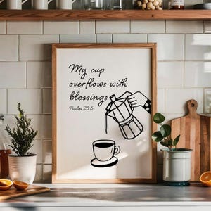 Może przedstawiać: Rustykalny drewniany szyld z napisem "Welcome to our home" w białych literach. Szyld ma postarzaną powierzchnię i prosty, zachęcający design, idealny do dekoracji wejścia.